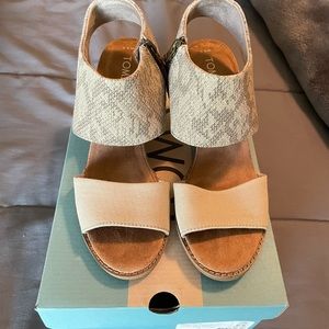 TOMS- cutout heel. Beige. Never worn! Size 6.5